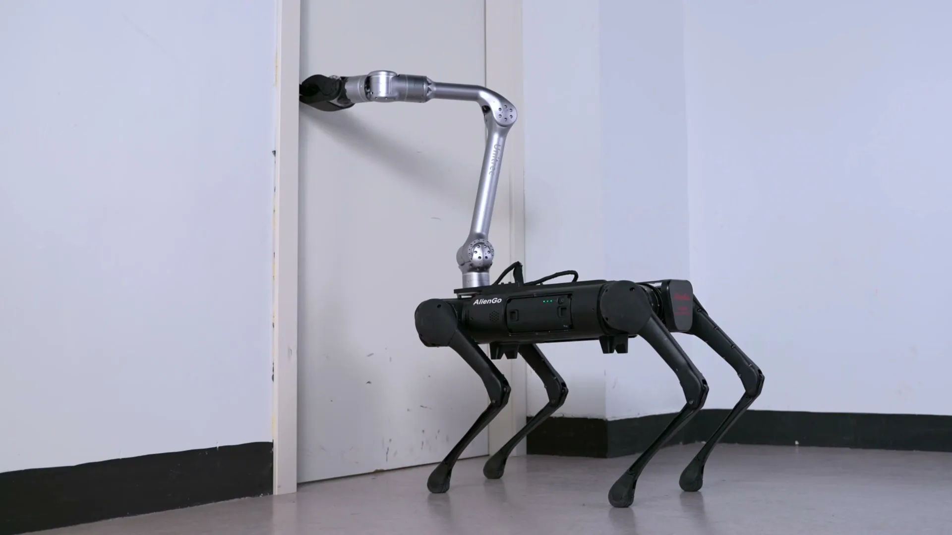 Un Z1 montado en un robot cuadrúpedo abre una puerta