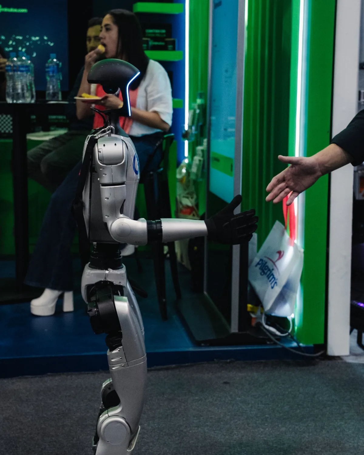 Robot humanoide de Galu Robotics extiende la mano para saludar a un visitante en una exposición